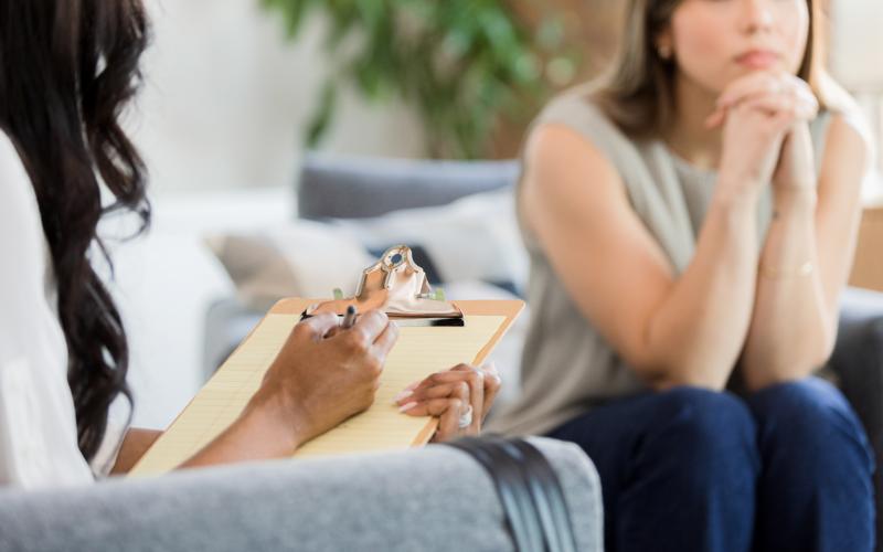 Psychotherapeutin im Gespräch mit Patientin