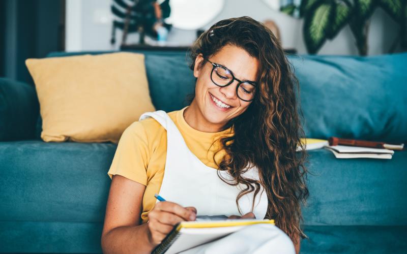 Psychologie-Studentin, die sich Tipps notiert, um ein passendes Praktikum zu finden